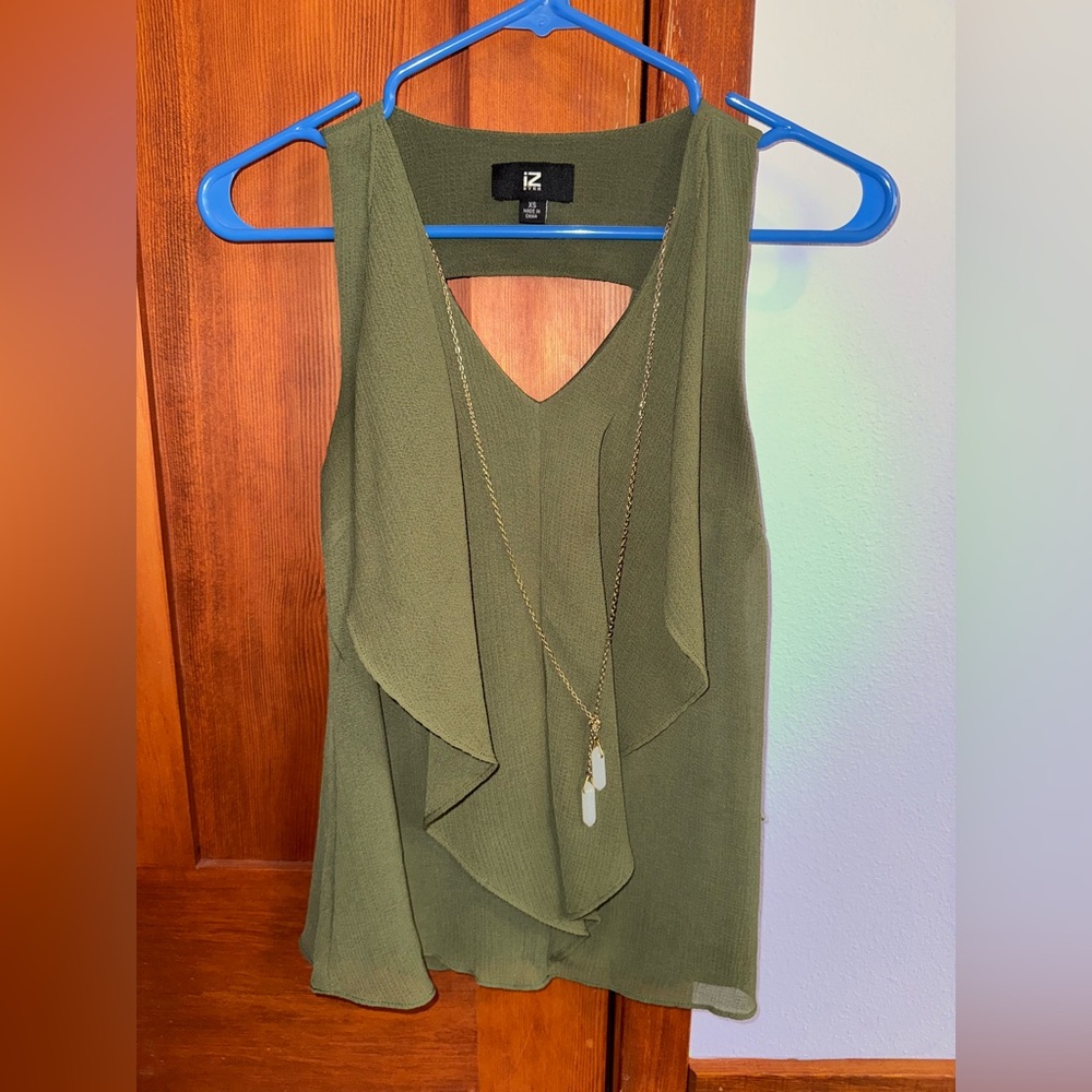 Outgrew this gorgeous green fancy top, size xs!
